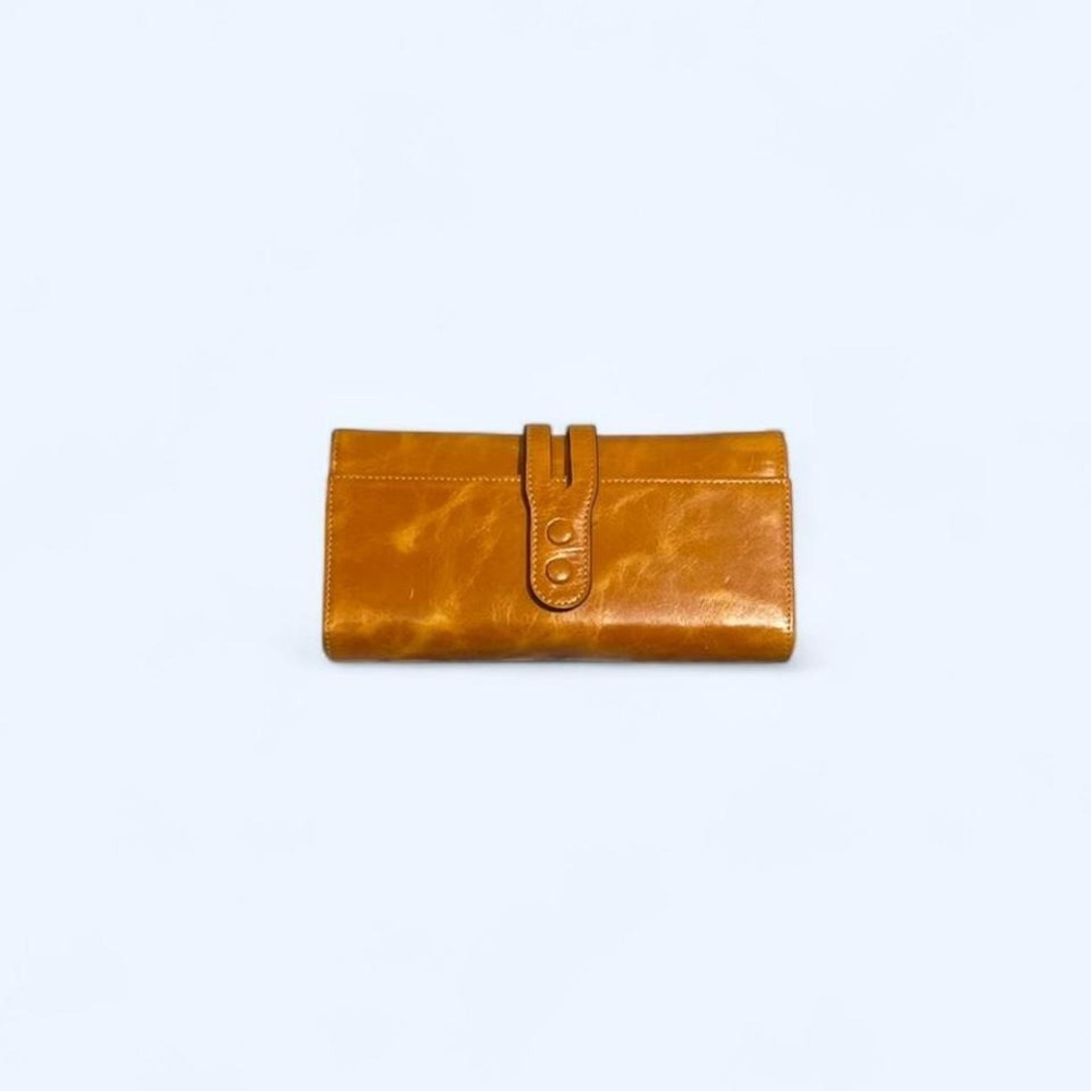 Tan‎ leather wallet with a classic look